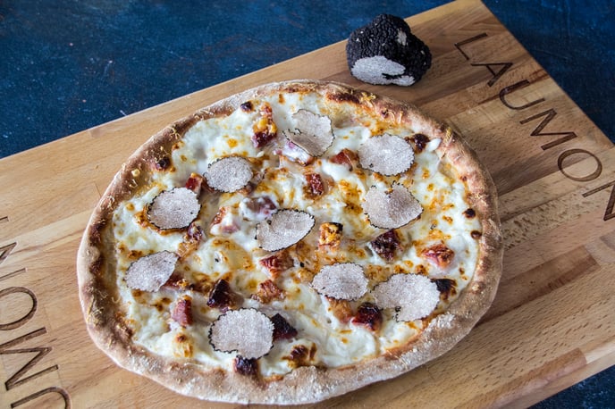 Pizza blanca de panceta, cebolla, queso Comté y trufa de verano-4